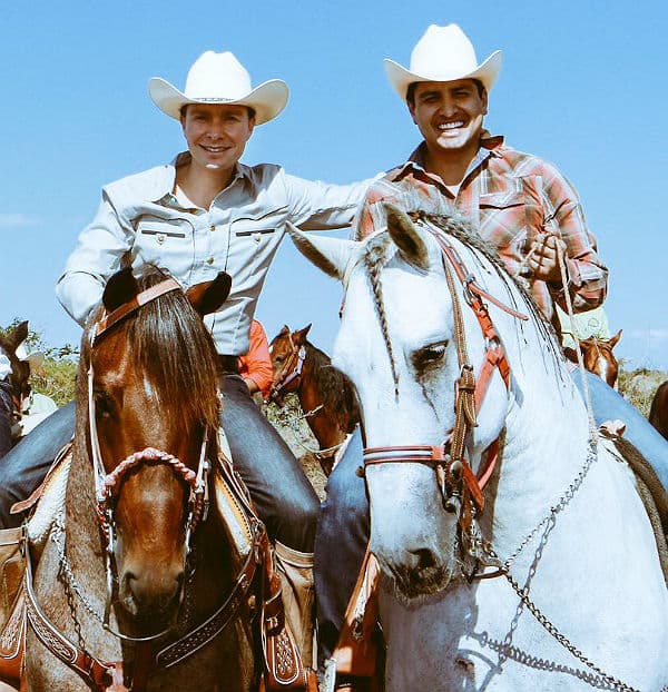 Julión también disfruta de las cabalgatas en su rancho con sus amigos, como el gobernador de Chiapas, Manuel Velasco.