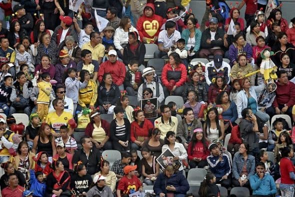 Las gradas del Estadio Azteca se llenaron de colores, antenitas de Chapulines y fotos de los personajes de Roberto Gómez Bolaños.