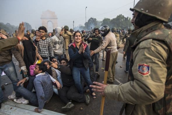 Según la policía, la joven fue violada por seis hombres y su acompañante golpeado con barras de hierro al igual que la mujer, antes de ser expulsados del autobús en movimiento.