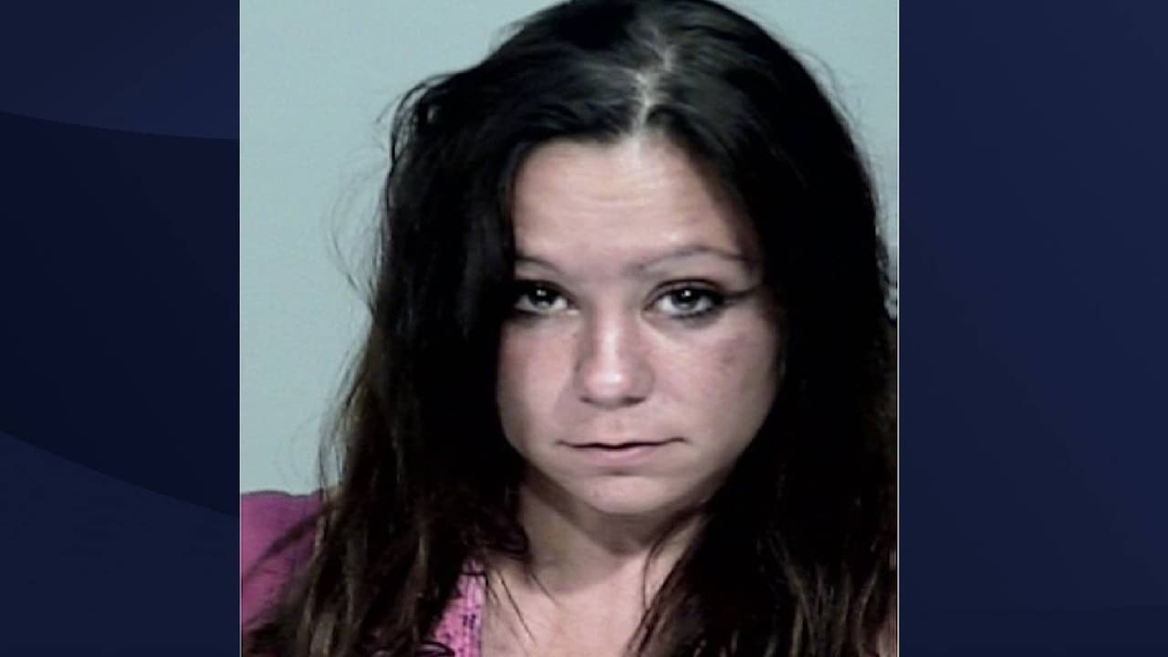 Gina Marie Rayner, de 34 años, es acusada de violar su libertad condicional por cargos de abuso infantil. Ella pesa 134 libras, mide 5 pies y 2 pulgadas, y tienen cabello negro y ojos color miel. Llame al 480- 837-8446 si tiene información. Hay una recompensa de $2,000.