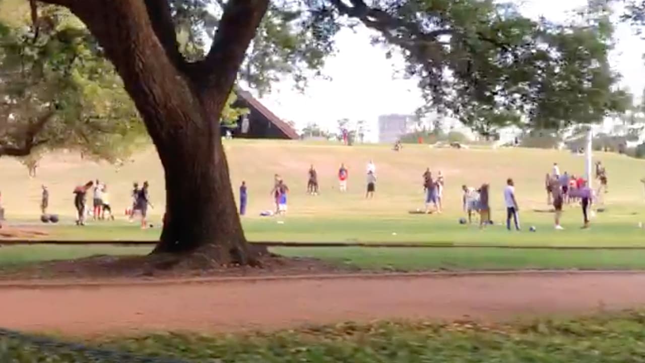 Los parques permanecen abiertos al público.