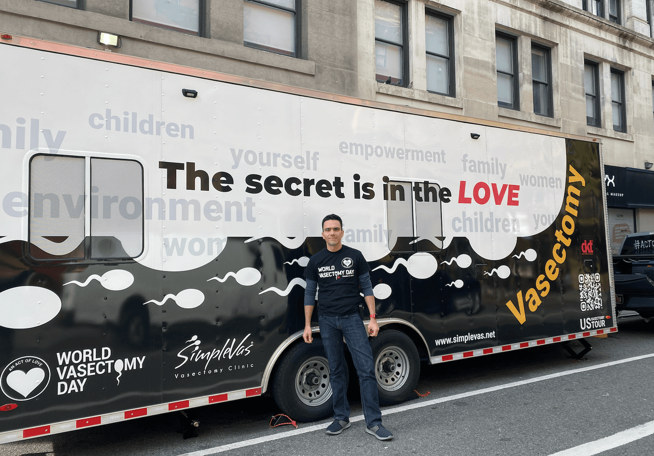 "Es tiempo de ser responsable": el médico colombiano que ofrece vasectomías en su clínica móvil 