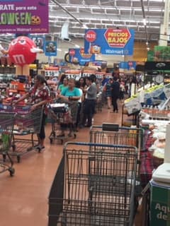 Filas largas y estantes vacíos ya se ven en Nayarit, donde miles de residentes se preparan para el embate del Huracán Patricia.