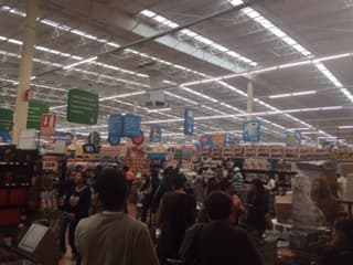 Gustavo Alcaraz Rivera nos envió fotos desde un Walmart en Tepic, Nayarit, una de las zonas que se pronostica será impactada por el poderoso ciclón.