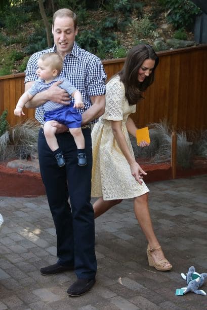 Ambos lo cargan, los acurrucan, lo apapachan y estamos seguros de que así se reparten con todo lo demás. ¿No son adorables?