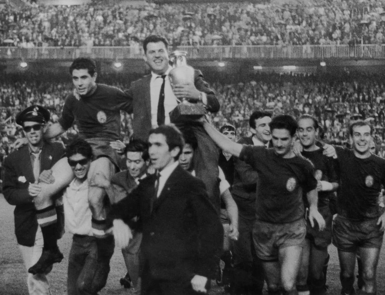 El estadio Santiago Bernabéu fue testigo del primer título de España en la Eurocopa de 1964, máximo título hasta 2008 cuando se repitió la gesta y hasta 2010 cuando fueron campeones del Mundial.