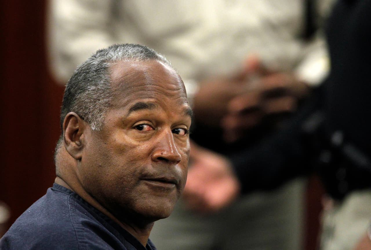 O. J. Simpson, la ex estrella de fútbol americano, fue acusado y después exculpado por el asesinato de su ex esposa Nicole Brown y Ronald Goldman.