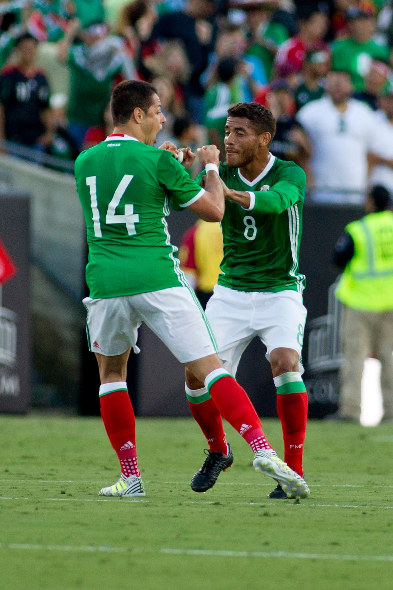 Al minuto 86, 'Chicharito' remató de cabeza y se convirtió así en el máximo goleador histórico de la Selección Mexicana.