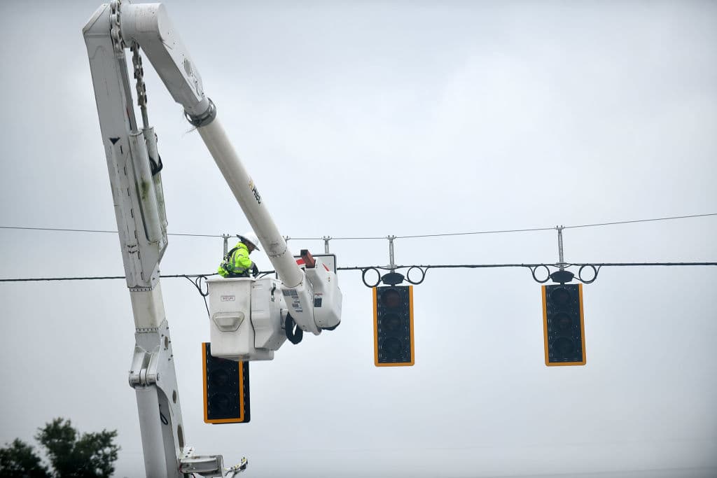 Investigadores recomiendan a Florida modernizar semáforos con tecnología IA