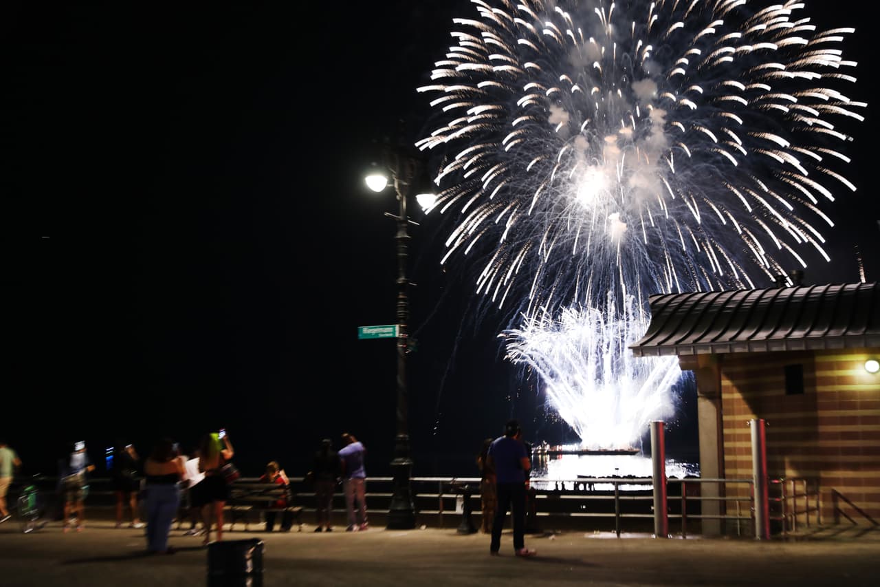 En la década de 1970, Macy’s se asoció con Walt Disney Company para celebrar el Bicentenario de la nación con una exhibición de juegos artificiales que se convirtió en una tradición anual, según una publicación de 
<i>Times Square Chronicles</i>. 
<br>Desde 1977, la cadena de almacenes ha sido el centro de la celebración pirotécnica anual del cumpleaños de Estados Unidos con un espectáculo de media hora de barcazas en el East River o el Hudson River.