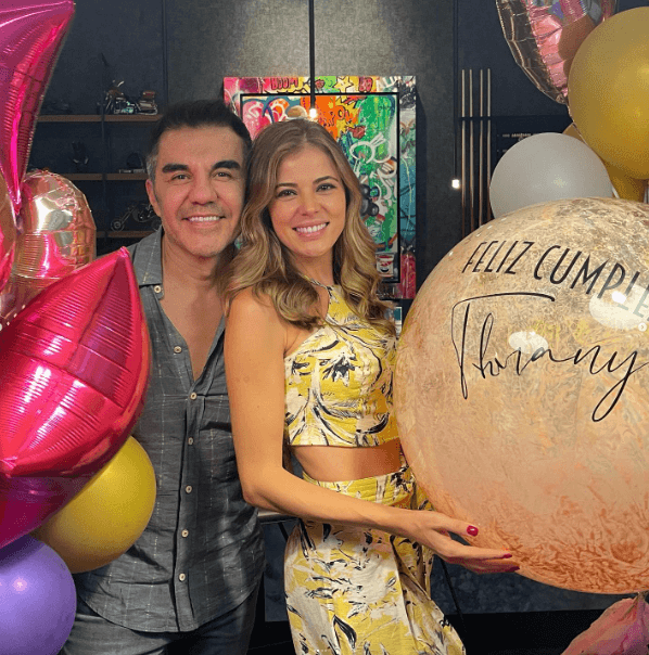 En las fotografías, se puede ver a la pareja posar con globos de distintos tamaños y colores, entre los cuales destaca uno que lleva impreso el nombre de la bella modelo.
<br>