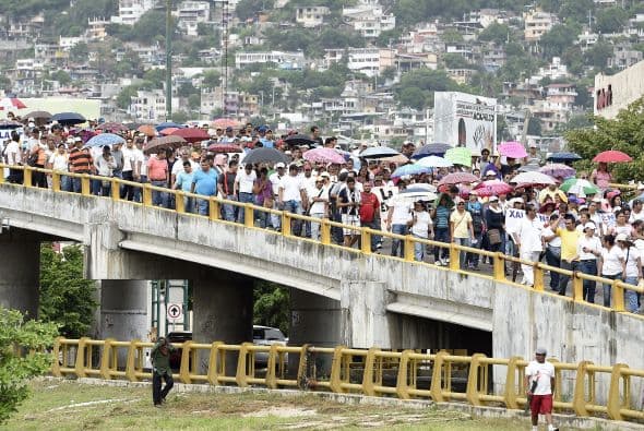 Miles de manifestantes que denuncian justicia por el caso Iguala marcharon por el centro de Acapulco.