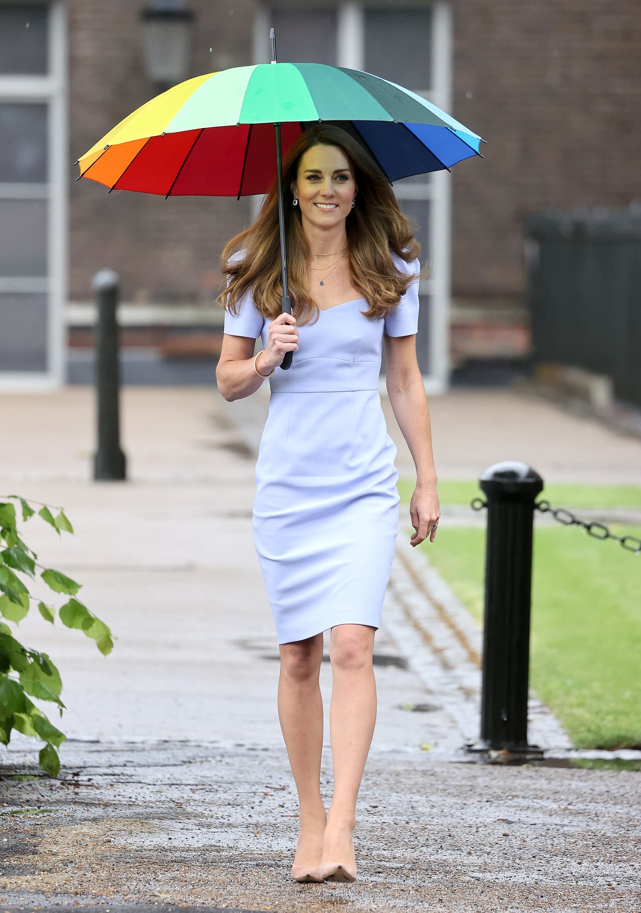 En su día a día, también demuestra un 
<a href="https://www.univision.com/famosos/kate-middleton-collar-perlas-funeral-duque-edimburgo-fotos">increíble estilo con vestidos</a>, abrigos, faldas, trajes sastre y más looks formales que generalmente combina con zapatos de tacón.