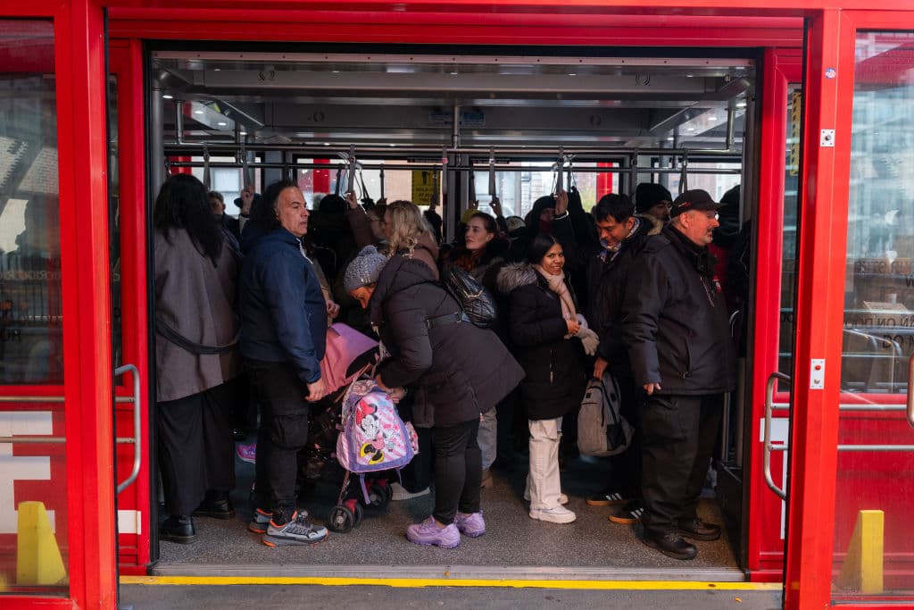Los habitantes de la isla, que cuentan con opciones de transporte limitadas, señalan que la afluencia de turistas genera largas filas y demoras, especialmente durante los fines de semana y las temporadas altas.