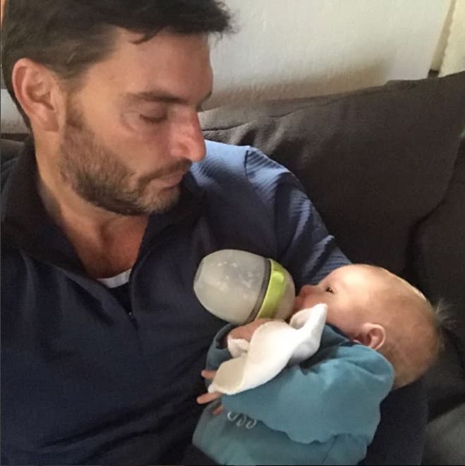 Cuando comenzaron las demandas, Patty Ramosco -hermana de Julián Gil- comentó: "Seguimos en oración, todo bebé merece esto". Patty compartía fotos que Julián no había publicado en sus cuentas: "Amanecido pero feliz dando el tetero a nuestro principe Matías! Te amamos!!!"