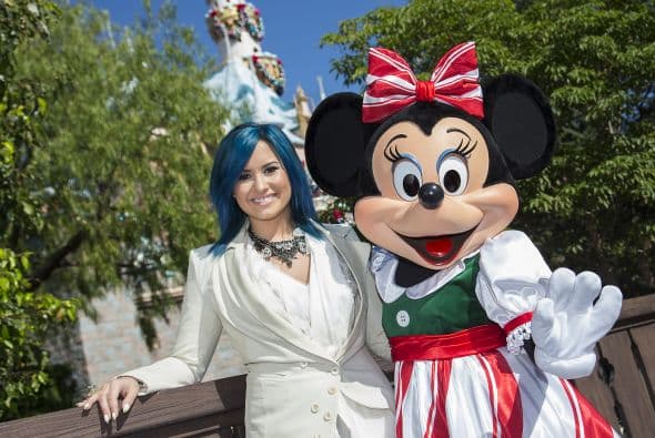 "Yo era parte de ese grupo de Disney que públicamente decía que esperaría hasta el matrimonio. 
<b>No tuve una primera vez romántica</b>", añadió en el duro relato.
<br>