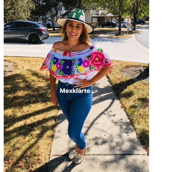 "Exactamente hace dos años decidí emprender mi negocio aquí en USA, a través de las plataformas digitales. Ofrezco a la venta: productos y prendas 100% hechas a mano por familias artesanas, con las cuales llevo trabajando más de 12 años".