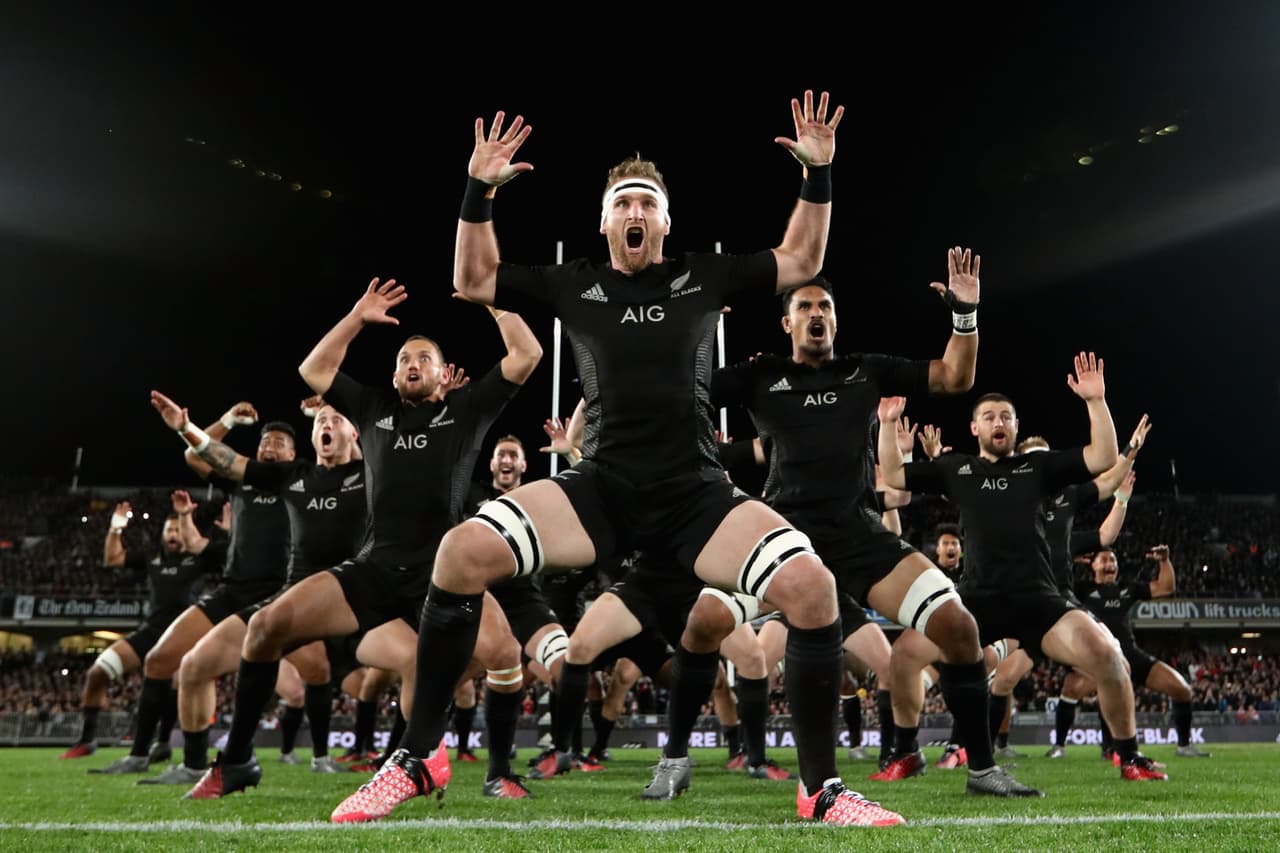 Si se trata de hablar de referentes del rugby mundial, es necesario recordar a los All Blacks de Nueva Zelanda, amos y señores de este deporte entre los hombres y cuyo baile de presentación es tradicional en la competencia.
