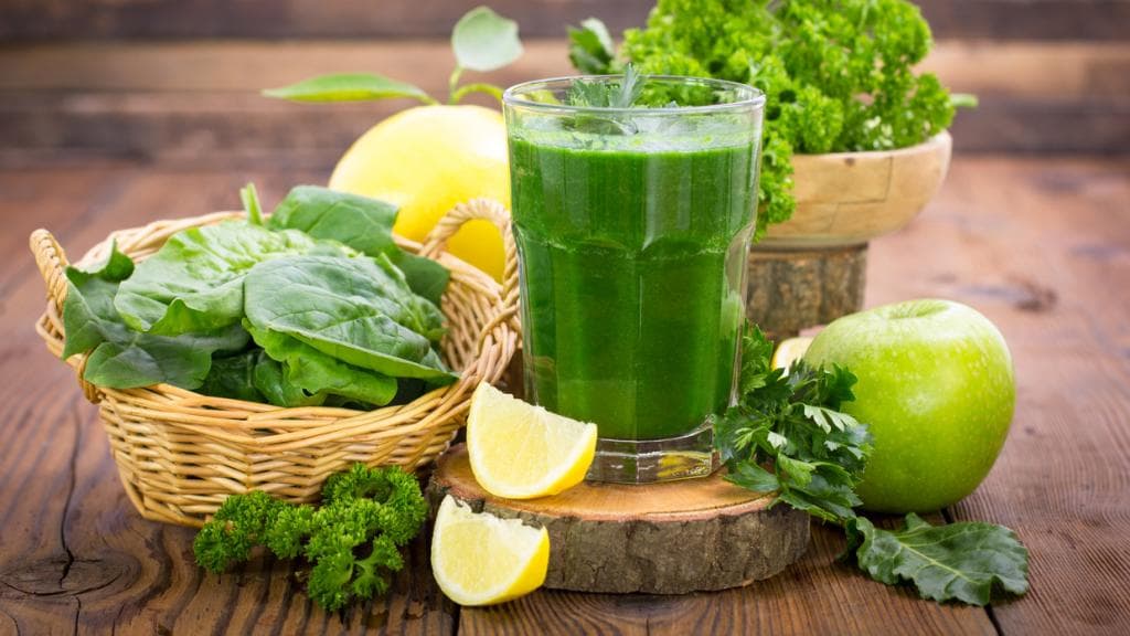 Este 
<a href="https://www.univision.com/noticias/reto-28/super-suero-inmunologico-verde-reto-28">suero verde</a> tiene un alto contenido proteico y energético. El apio y las espinacas aportan al jugo la cantidad de fibra necesaria para dejarte satisfecho.