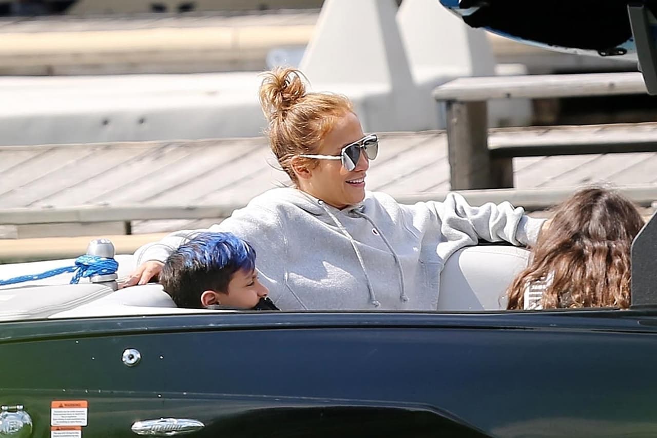 Llamó la atención que Max, el hijo de Jennifer López con Marc Anthony, se tiñó de azul un mechón de su cabello. El gemelo de Emme ya tiene 10 años.