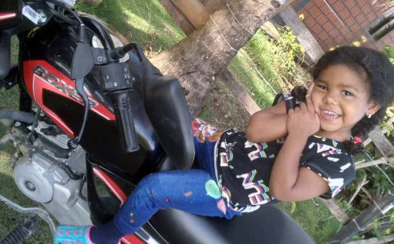 La hija de tres años de Edwel Chirinos posa antes de entrar a la selva de Darién.