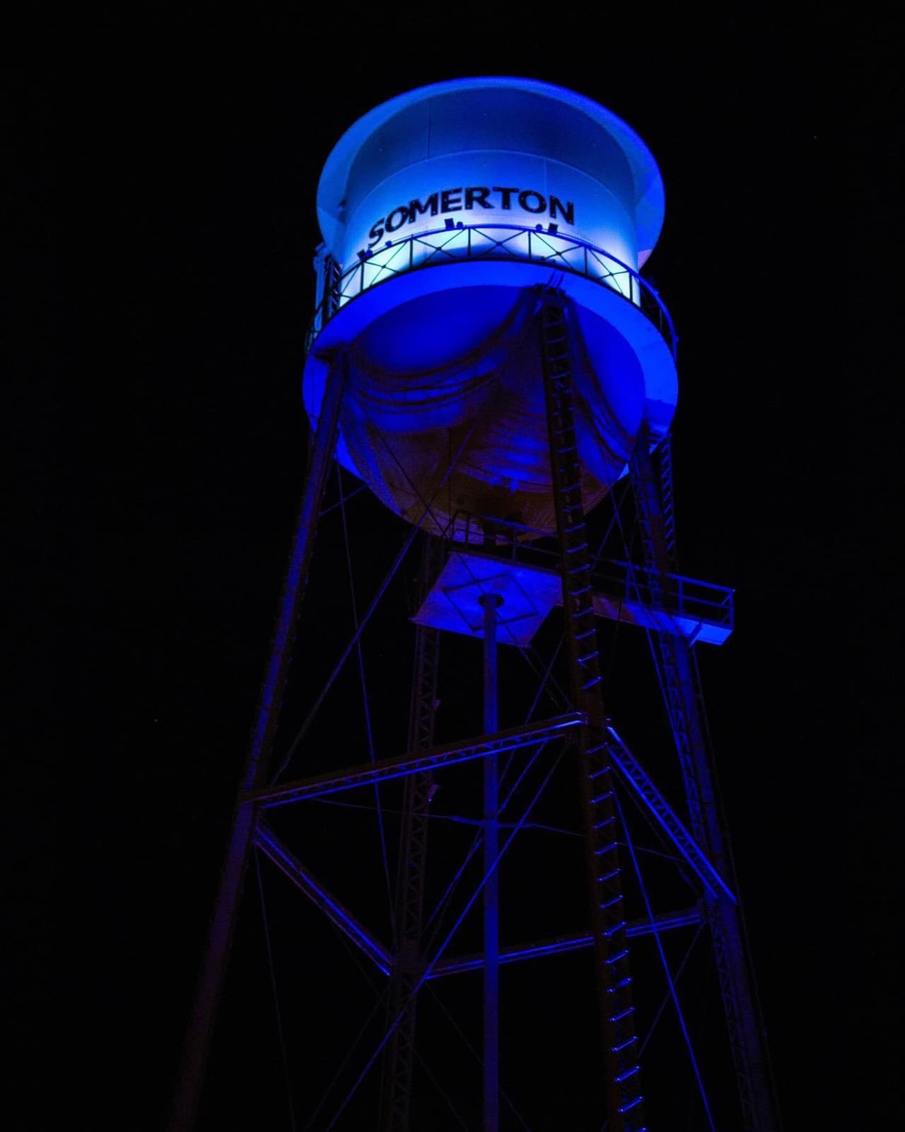 “Agradecido a la ciudad de Somerton por unirse a #LightAZBlue para el personal de atención médica y trabajadores en primera línea”, publicó el gobernador Doug Ducey a través de Twitter.
<br>