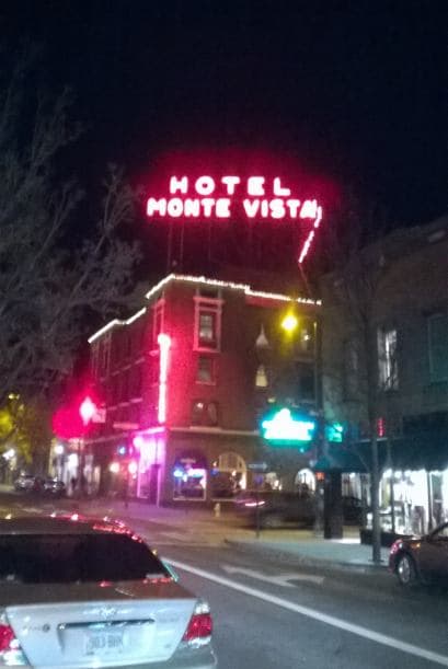El hotel Monte Vista en Flagstaff: Este hermoso hotel de 1927 también ha recibido importantes visitantes, pero se ha hecho popular no solo por su cool bar sino por sus historias de fantasmas de las que ellos mismos hacen alarde. Según el hotel, allí habitan varios fantasmas “amigables” como el de un botone que avisa “servicio de comida a la habitación” y toca las puertas de las habitaciones para luego desaparecer. También se dice que en el lounge deambula el alma de un ladrón de bancos que murió ensangrentado allí mientras se tomada su último trago. Pero la habitación más activa es la 305 donde se ha visto a una mujer meciéndose en una silla mientras mira a la ventana.