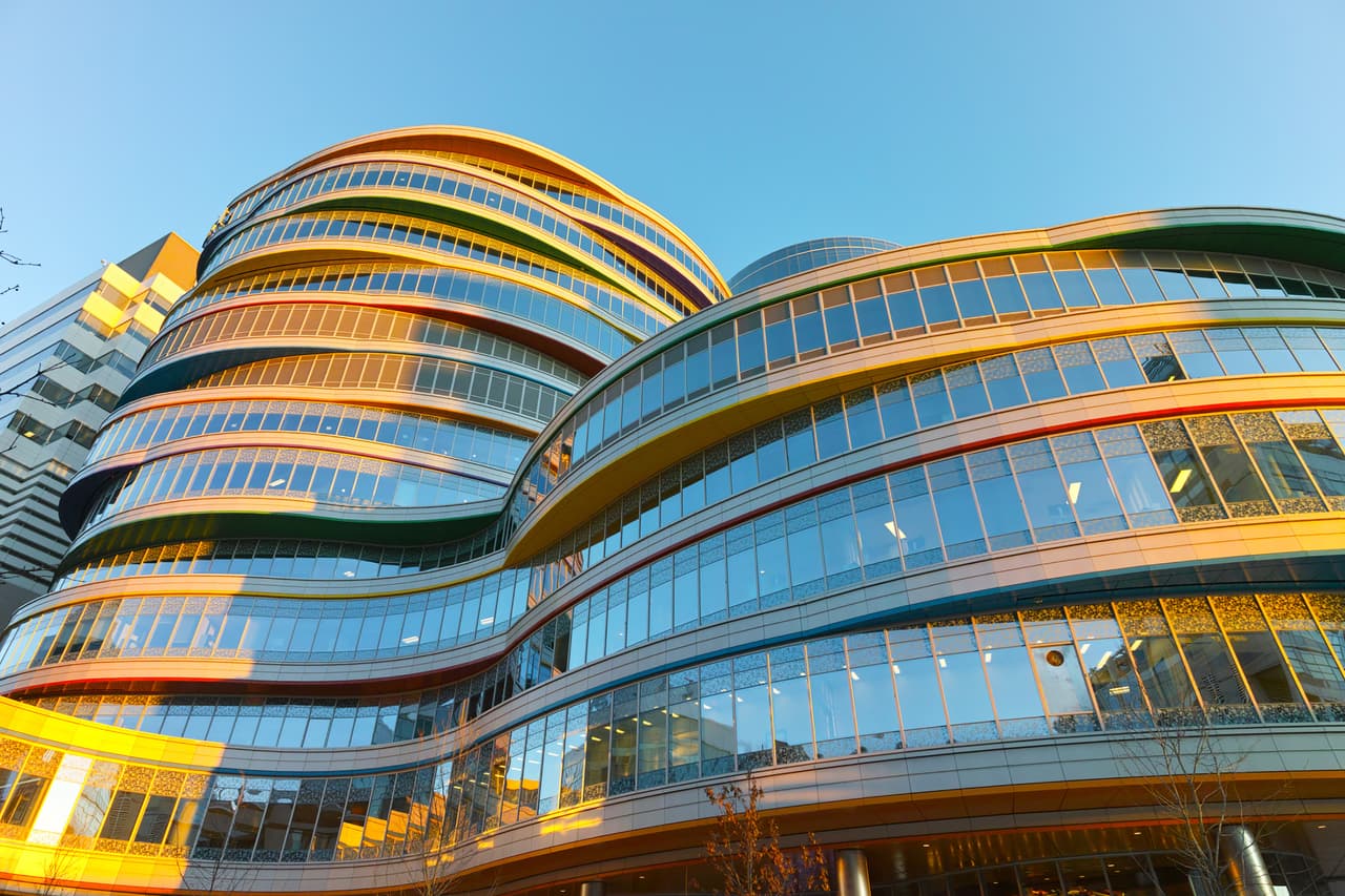 <b>Puesto 13. Universidad de Pennsylvania</b>
<br>
<br>Tasa de aceptación: 8%.
<br>
<br>Lugar: Philadelphia, Pennsylvania.
<br>
<br>También forma parte de la Ivy League y 
<a href="https://www.upenn.edu/about/history#:~:text=Penn%20dates%20its%20founding%20to,as%20a%20house%20of%20worship."><u>fue establecida en 1740</u></a>. De esta histórica institución han egresado más de 30 senadores, más de 45 gobernadores y más de 160 miembros de la Cámara de Representantes. Ocho de los firmantes de la Declaración de Independencia asistieron a esta antigua universidad.