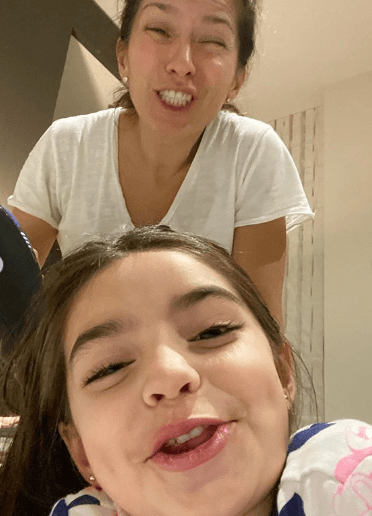 “
<a href="https://www.instagram.com/explore/tags/efectosdelacuarentena/">#efectosdelacuarentena</a> Día 38 para nosotras. Mientras yo le secaba el pelo antes de dormir, ella se puso a tomar ‘selfies’. Aquí el resultado”, añadió en la publicación.