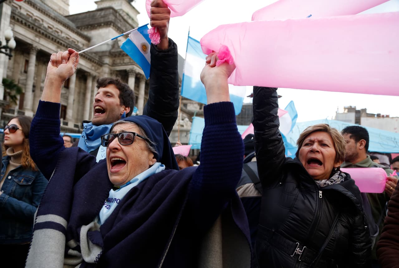 Una monja participa en las protestas antiaborto del miércoles en las afueras del Congreso.