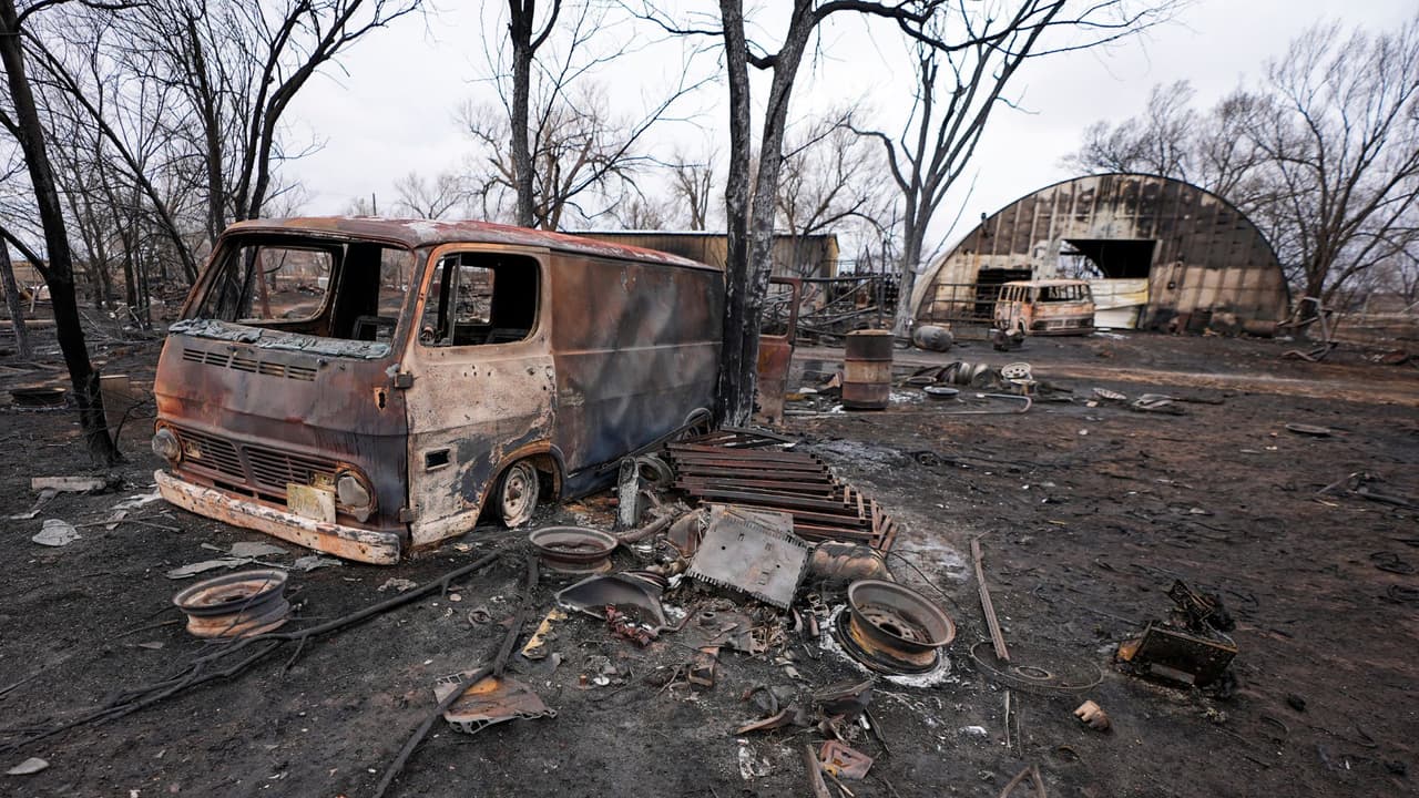 <b>El incendio, que cobró la vida de tres personas</b>, incluido 
<a href="https://www.univision.com/local/dallas-kuvn/zeb-smith-jefe-de-bomberos-fritch-panhandle-texas" target="_blank">el jefe de bomberos de Fritch, Zeb Smith</a>, estalló a raíz de 
<b>la caída de un poste eléctrico</b>. Smith, junto con otros bomberos, arriesgó su vida intentando contener las llamas en el Panhandle de Texas, pero lamentablemente, 
<b>sus esfuerzos no fueron suficientes para salvarlo.</b>