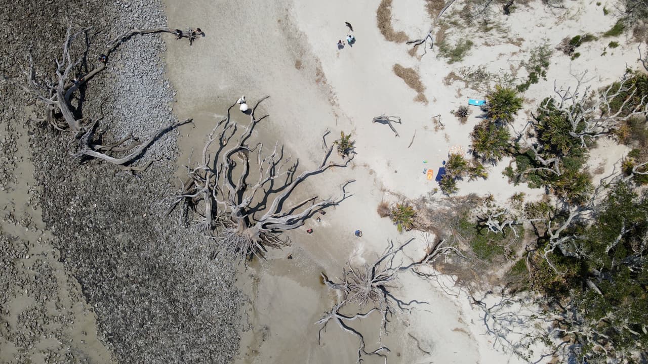 La playa también ha sido escenario de películas y series de televisión, y debido a que no hay un costo relacionado para bodas, también es un punto popular para realizar ceremonias en la zona.