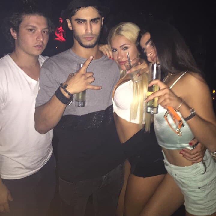 La hija de Myrka se ve muy feliz.