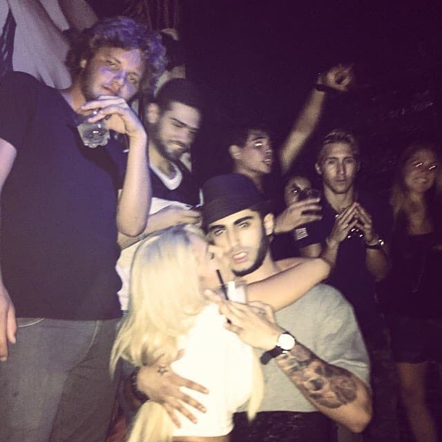 De fiesta con sus amigos.