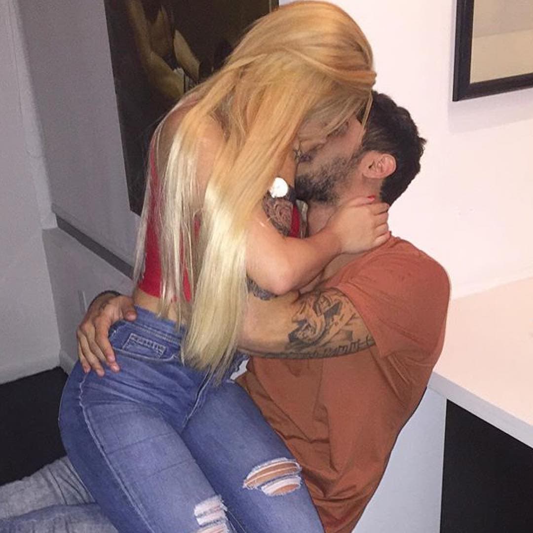 Alexa y George no se quitan las manos de encima.