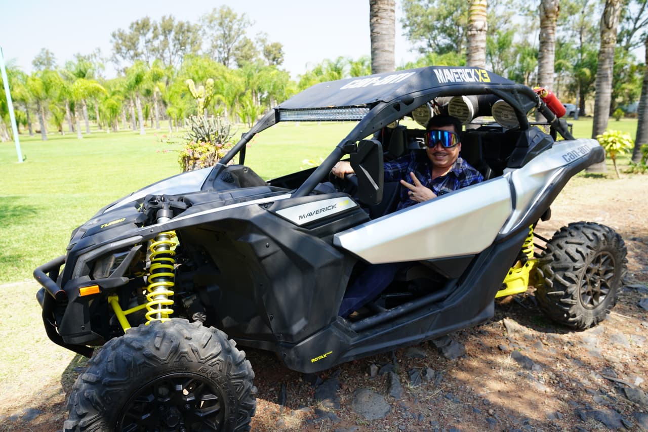 Lo mismo hizo David Servín, el baterista de la agrupación, quien se convirtió también en piloto todo terreno.