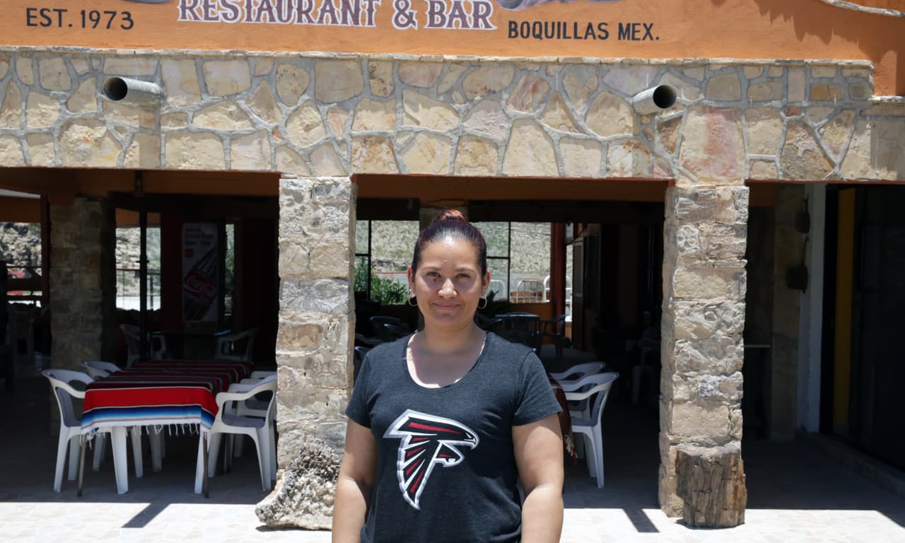 <b>Carla Elizabeth Martínez, 28 años, Boquillas del Carmen. </b>Carla Elizabeth Martínez trabaja como cocinera en el restaurante José Falcon’s, uno de los dos que tiene Boquillas del Carmen. No terminó la secundaria porque su papá se enfermó y tampoco espera acabarla. Recuerda con dolor los años en que la frontera con Texas estuvo cerrada, después del atentado de las torres gemelas. Su familia fue de las que vendió figuras de alambre en pleno Río Bravo. Su hermano cruzaba y dejaba la artesanía del lado estadounidense con un bote para que los turistas dejaran el dinero. Mientras, se quedaba cantando en la orilla mexicana. Al final del día, recogían las ganancias.