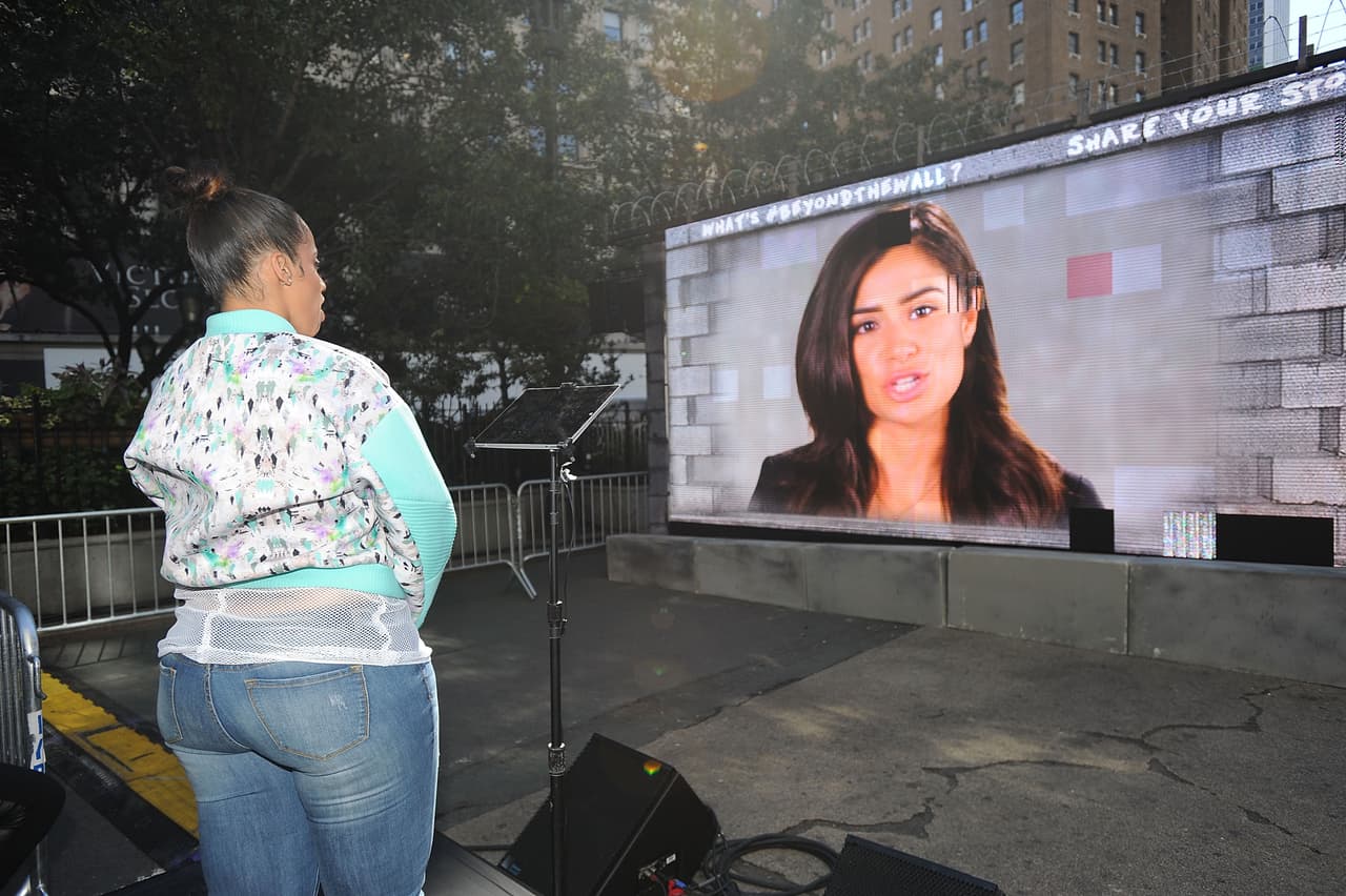 La actriz dominicana radicada en Brooklyn, Dascha Polanco, observa en el muro a su compañera de labores en la serie "Orange is the New Black", la colombiana Diane Guerrero, quien a los 14 años se quedó sola en Estados Unidos porque sus padres fueron deportados. Los inmigrantes "no somos números, somos personas... Esto no es un problema político, es humano", declara Guerrero.