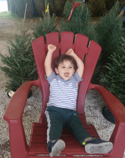 El pequeño Michael Victor, hijo de Lourdes Stephen, fue a elegir su arbolito y su alegría era evidente.