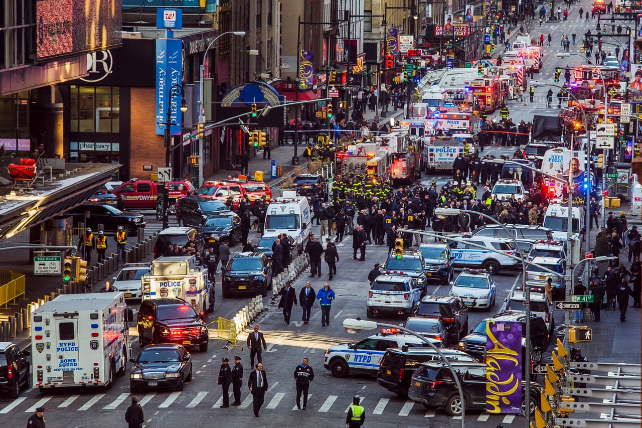 Autoridades alrededor de la estación de Port Authority, cerca de Times Square en el centro de Manhattan. Cuatro personas resultaron heridas en el incidente.