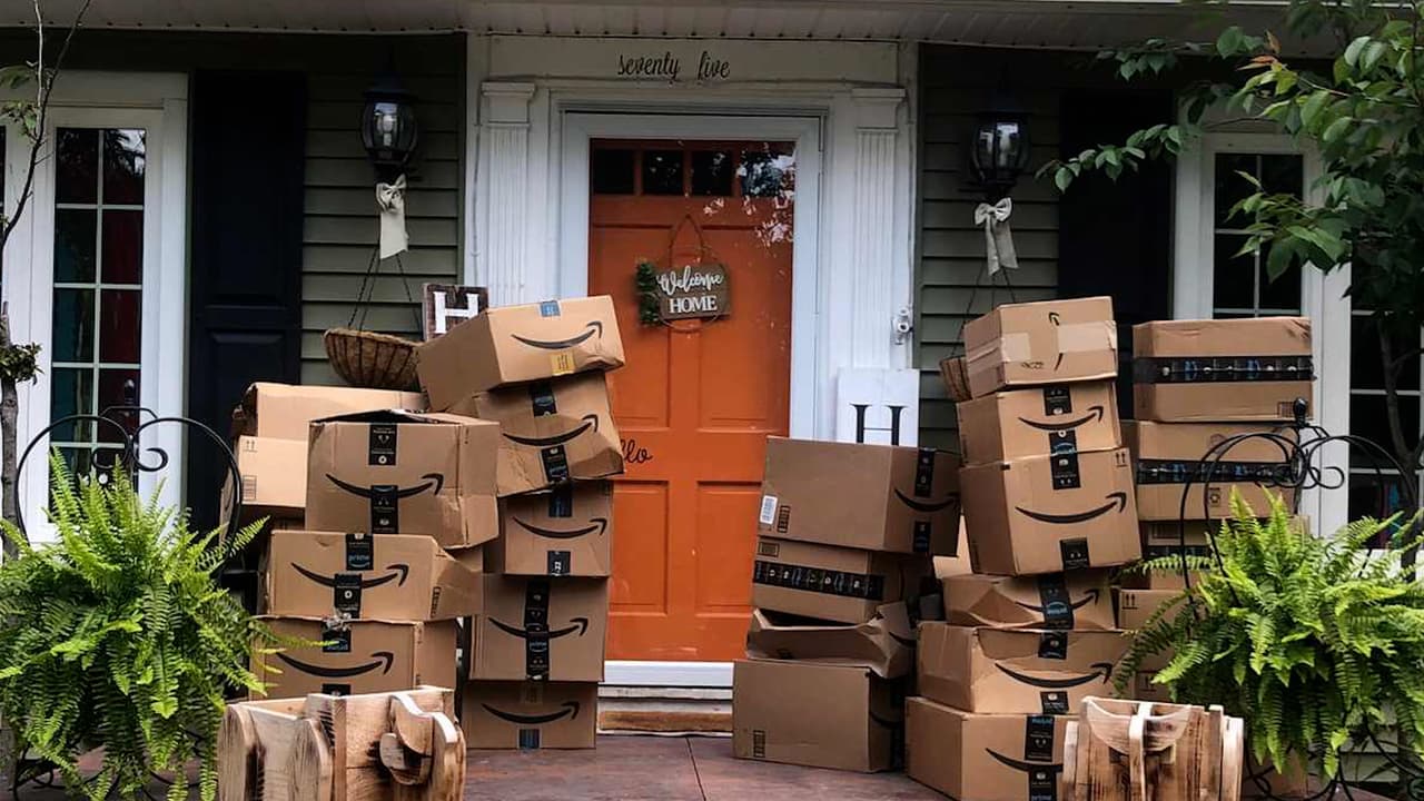 Mujer de Nueva York recibe 150 paquetes por error y Amazon le dice que se quede con ellos 