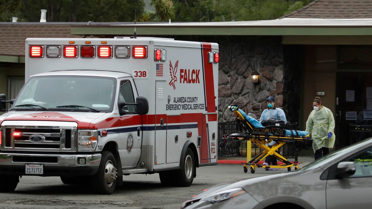 Las autoridades de 
<a href="https://www.univision.com/temas/california">California</a> resaltaron que si bien los 
<a href="https://www.univision.com/local/los-angeles-kmex/el-campo-de-batalla-contra-el-coronavirus-en-los-hospitales-de-los-angeles-fotos">trabajadores de la salud</a> y los que se encuentran en ancianatos y otras instalaciones de vivienda colectiva aún pueden vacunarse, la decisión de expandir la distribución de las vacunas a los residentes con 65 años o mayores se basa en el nivel de riesgo de ser hospitalizados y morir.