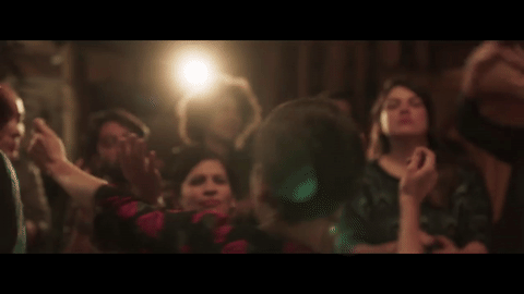 Entre músicos y decenas de personas cantando y bailando se arma una bella fiesta en ese lugar, con Natalia moviéndose al ritmo del tema.