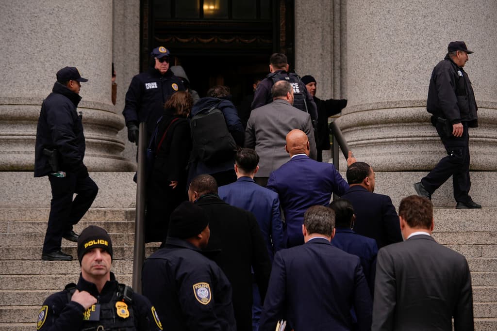 La solicitud fue presentada el viernes por tres abogados del gobierno federal, tras la renuncia de la fiscal federal principal de Manhattan quien se negó a retirar los cargos.