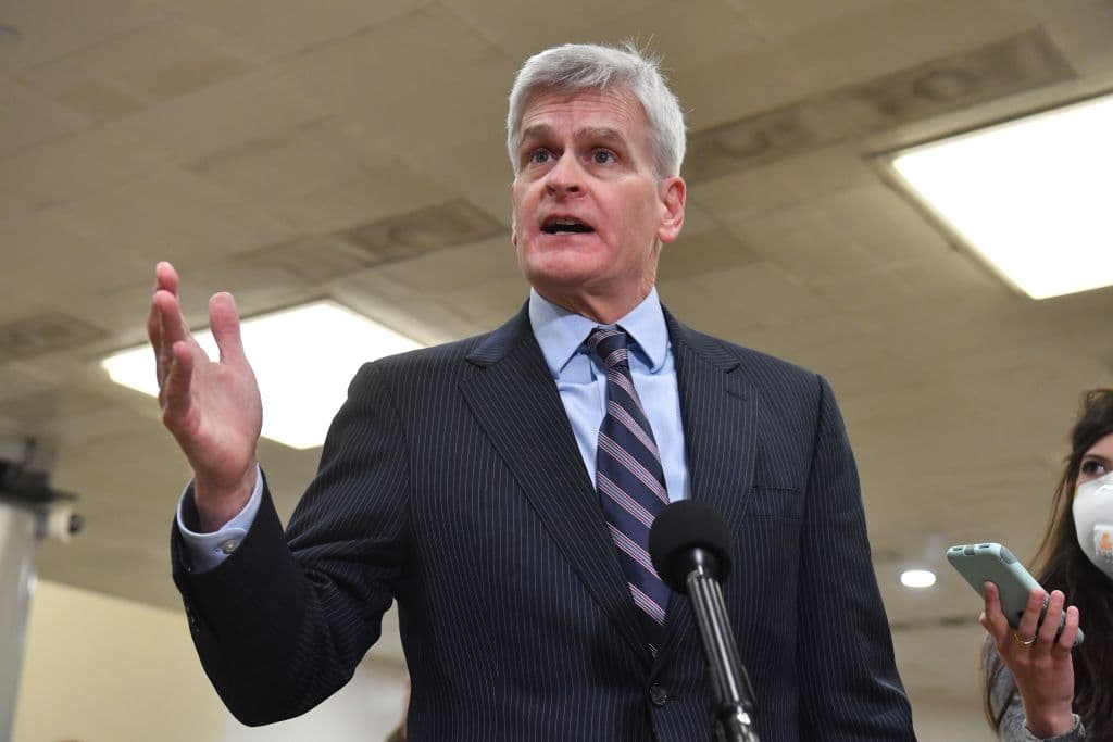 El 
<b>senador republicano por Louisiana, Bill Cassidy</b>, fue el único senador que 
<a href="https://www.univision.com/noticias/politica/senadores-republicanos-votaron-a-favor-juicio-politico-donald-trump-fotos">cambió su voto sobre la constitucionalidad del juicio político contra el expresidente Trump</a> y votó a favor, ya que dijo no sentirse convencido con la defensa del exmandatario. Cassidy también formó parte del grupo de republicanos que intentó negociar un nuevo paquete de ayuda por el coronavirus con el presidente Biden. Aunque un probado conservador, Cassidy se ha dado a conocer también como un senador pragmático e independiente y fue uno de los pocos republicanos del Sur que reconoció la victoria de Biden en noviembre.