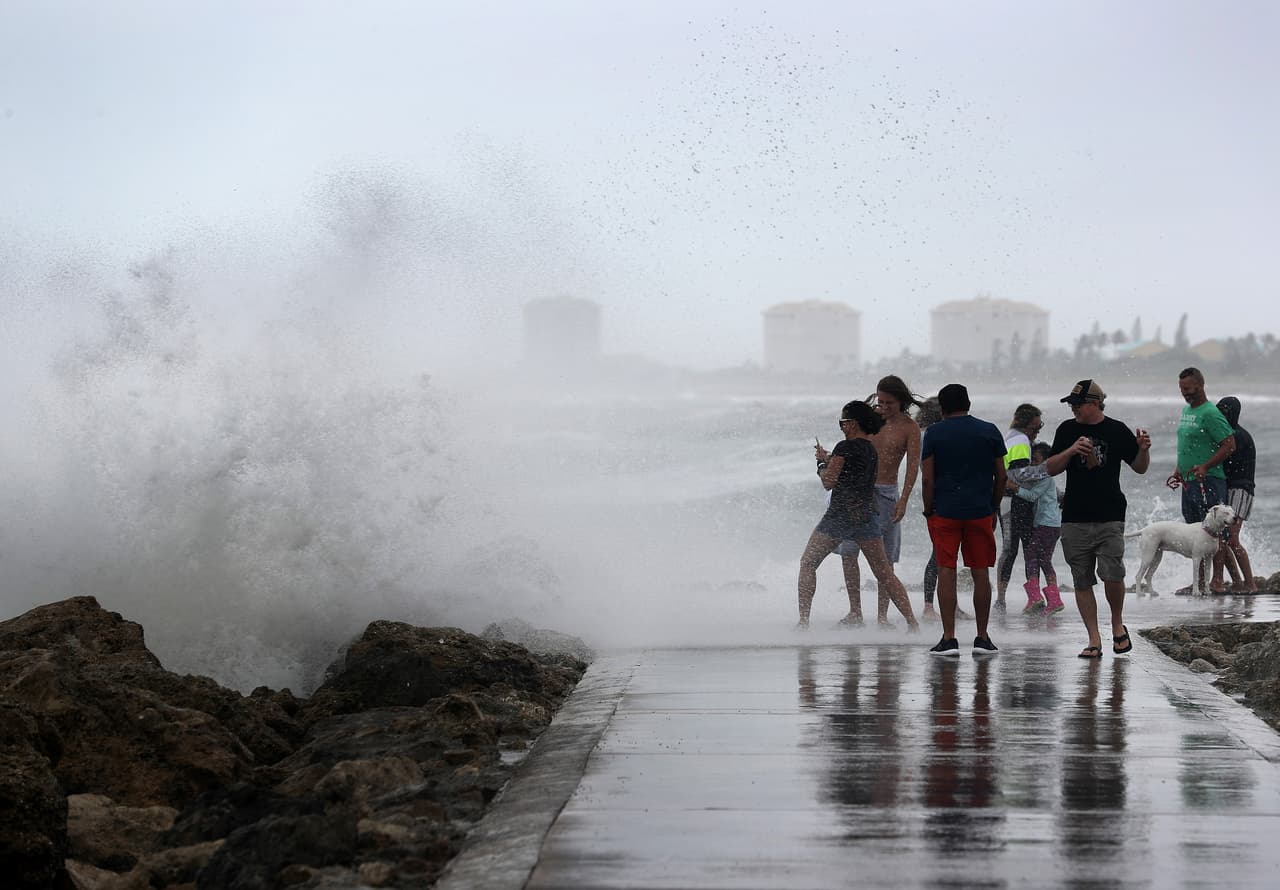 También en Jeyy Park, muchos niños se pararon para mojarse el malecón, cuando las olas reventaban en el lugar.
<br>