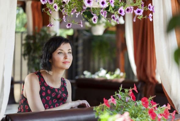 Mantén un estilo de vida saludable. Desde la Clínica Mayo se recomienda realizar actividad física al menos tres veces por semana, para generar un impacto positivo sobre el estado de ánimo. También se aconseja seguir una dieta sana y aprender técnicas de manejo del estrés.