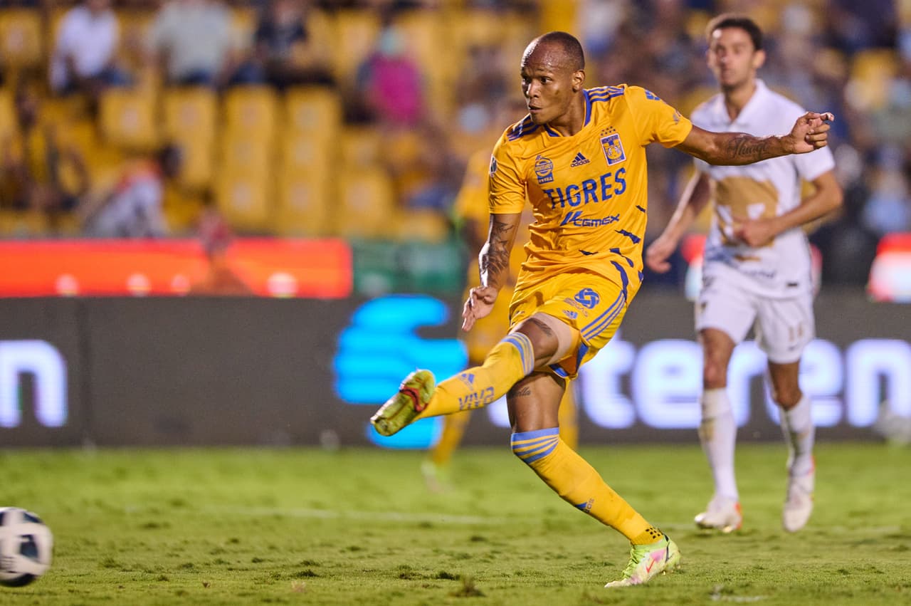 Finalmente, al 41', el gol se hacía presente en el Volcán por medio de Luis Quiñones, pero tras el gol, el ´referi marcaba el claro fuera de lugar del jugador de Tigres.