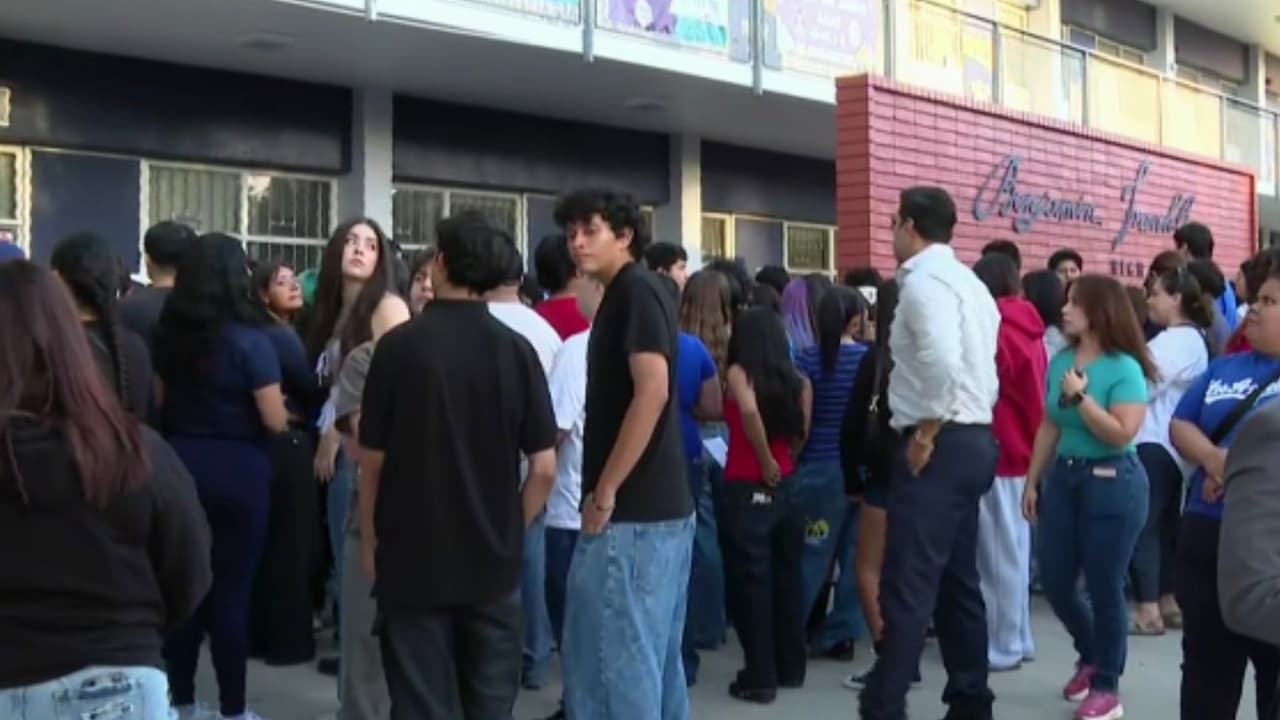 Rinden homenaje al estudiante que murió tras caer del cuarto piso de la preparatoria Benjamín Franklin