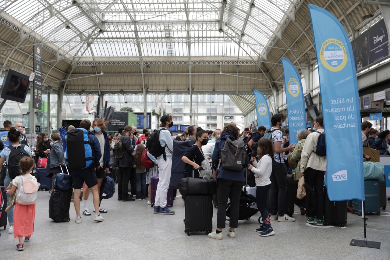 El pase especial se emite a las personas vacunadas contra covid-19, que tienen prueba de una recuperación reciente del virus o que tienen una prueba negativa reciente. La medida también se aplica a los turistas que visitan el país. En 
<a href="https://www.univision.com/temas/estados-unidos-de-america">Estados Unidos</a>, negocios, empresarios privados e incluso algunos gobiernos locales han tomado iniciativas similares.
